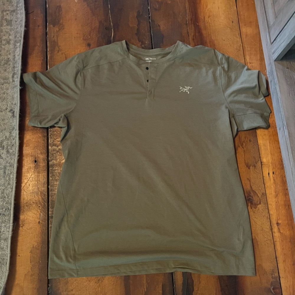 Arc’teryx Kadem Henley Short Sleeve - Green/Tan